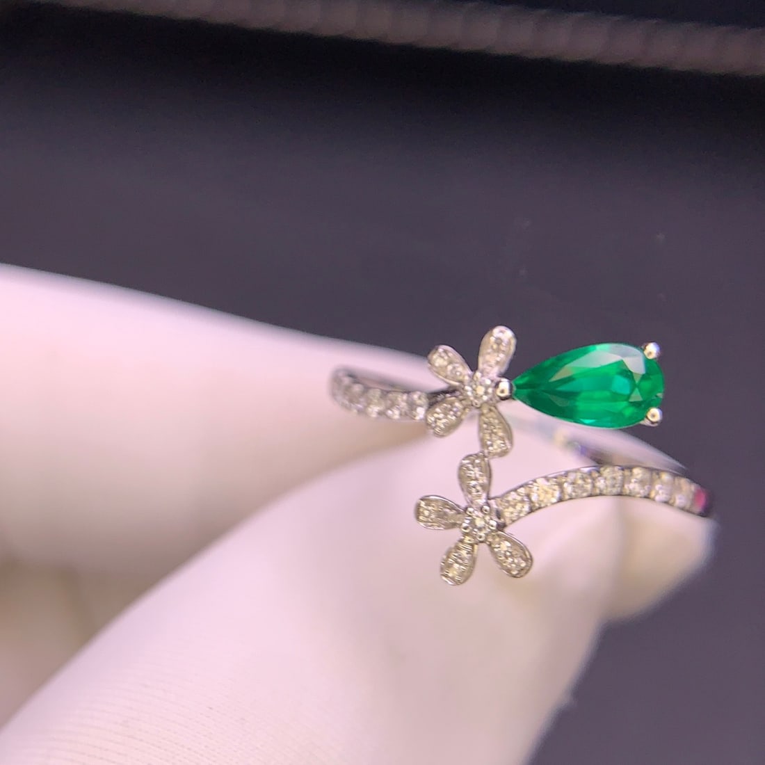 14k Gold 0.49 Ct Vivid Green Natural Emerald & Diamond Ring - 3