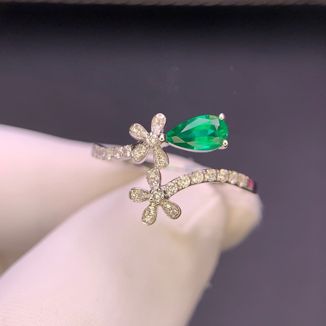 14k Gold 0.49 Ct Vivid Green Natural Emerald & Diamond Ring - 7