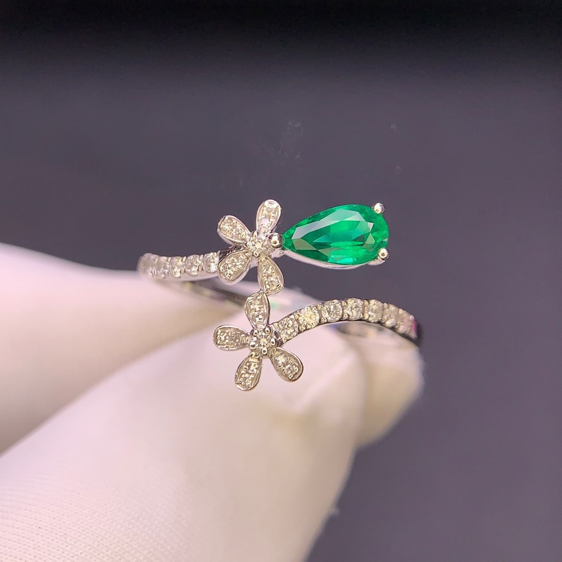 14k Gold 0.49 Ct Vivid Green Natural Emerald & Diamond Ring - 8