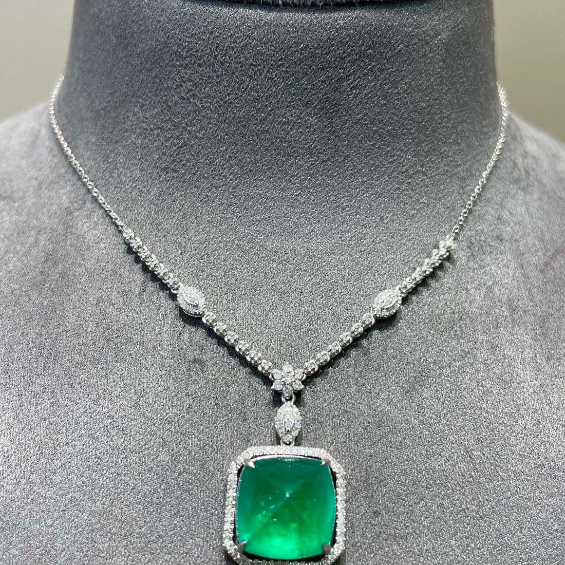 14k Gold 8.95 Ctw Vivid Green Natural Emerald & Diamond Necklace: Ref:231110145 // gold content:14k gold // main gemstone:emerald // shape:sugar-loaf // carat weight:8. 5ct // color:vivid green // treatment:natural // // adjacent gemstone 2 : diamond //