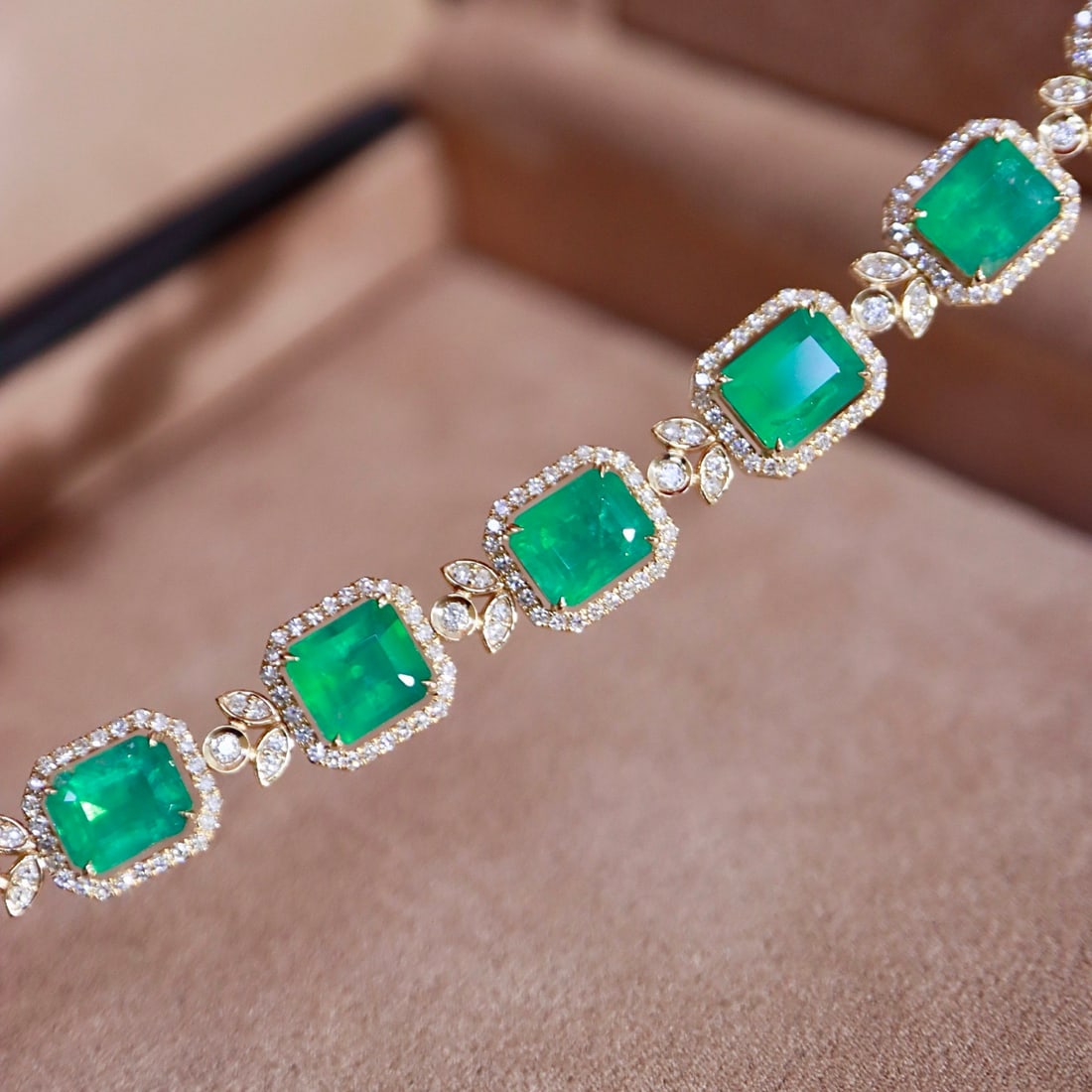 14k Gold 7.34 Ctw Natural Emerald & Diamond Bracelet - 3