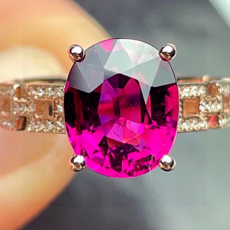 14k Gold 4.69 Ct Natural Tourmaline & Diamond Ring: Ref:231110321 // gold content:14k gold // ring size:7. 25us // // main gemstone:tourmaline // shape:oval // carat weight:4. 69ct // color:red // treatment:natural // // adjacent gemstone 2 :