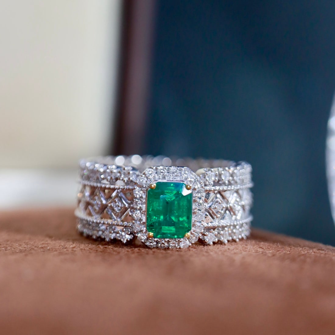 14k Gold 1.16 Ctw Vivid Green Natural Emerald & Diamond Ring: Ref:231110349 // gold content:14k gold // ring size:7. 25us // // main gemstone:emerald // shape:octagonal // carat weight:0. 80ct // color:vivid green // treatment:natural // // adjacent gemstone