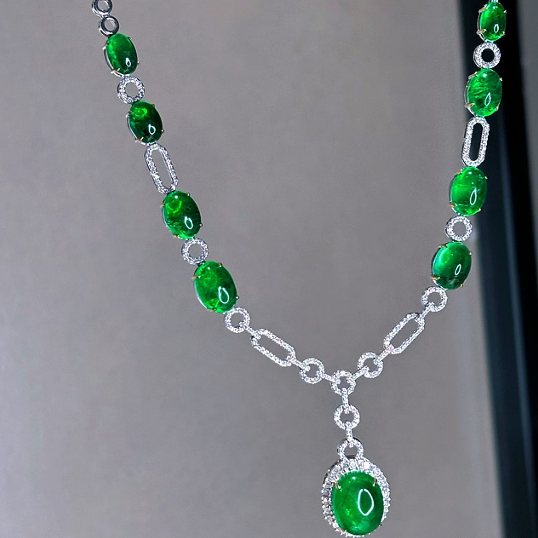 14k Gold 15.8 Ct Vivid Green Natural Emerald & Diamond Necklace: Ref:231110361 // gold content:14k gold // main gemstone:emerald // shape:oval // carat weight:15. 8ct // color:vivid green // treatment:natural // // adjacent gemstone 2 : diamond // shape:round // cl