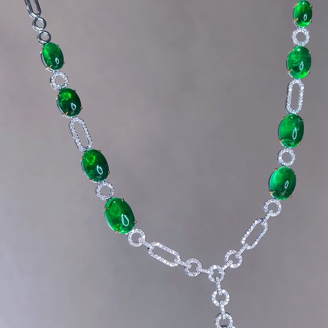 14k Gold 15.8 Ct Vivid Green Natural Emerald & Diamond Necklace - 4