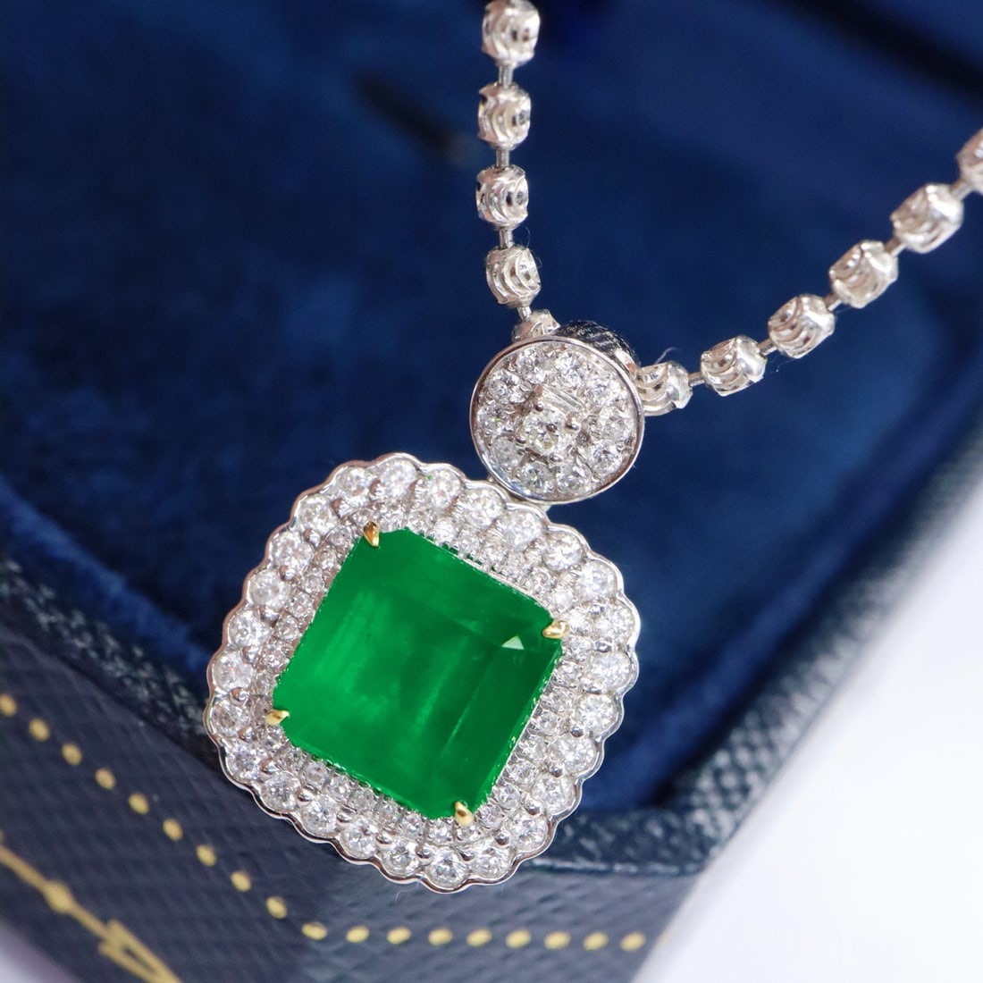 14k Gold 2.42 Ctw Vivid Green Natural Emerald & Diamond Pendant( Without Chain ): Ref:231110371 // gold content:14k gold // main gemstone:emerald // shape:octagonal // carat weight:2. 06ct // color:vivid green // treatment:natural // // adjacent gemstone 2 : diamond //