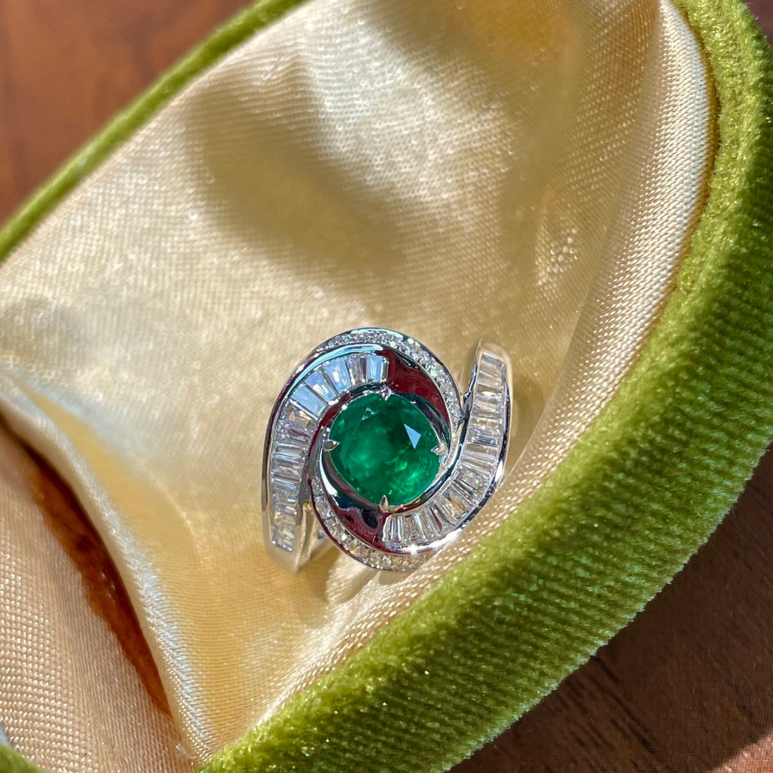 14k Gold 1.12 Ct Vivid Green Natural Emerald & Diamond Ring - 4