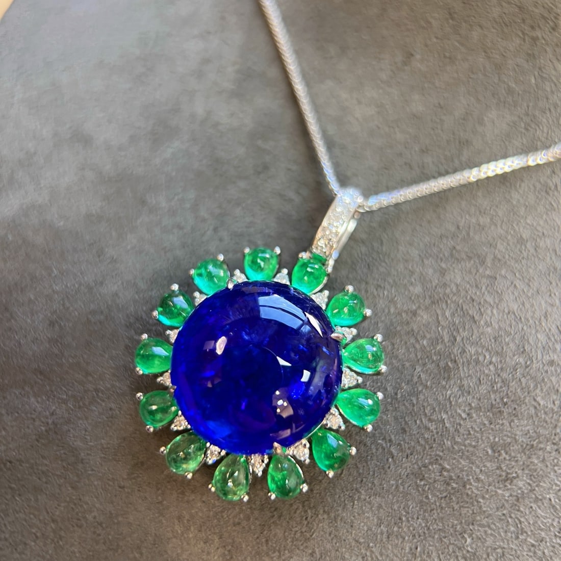 14k Gold 20.00 Ctw Natural Tanzanite & Emerald Pendant( Without Chain ): Ref:231110382 // gold content:14k gold // main gemstone:tanzanite // shape:round // carat weight:17. 85ct // color:blue // treatment:natural // cut grade:g // // adjacent gemstone 2 : emerald // shape