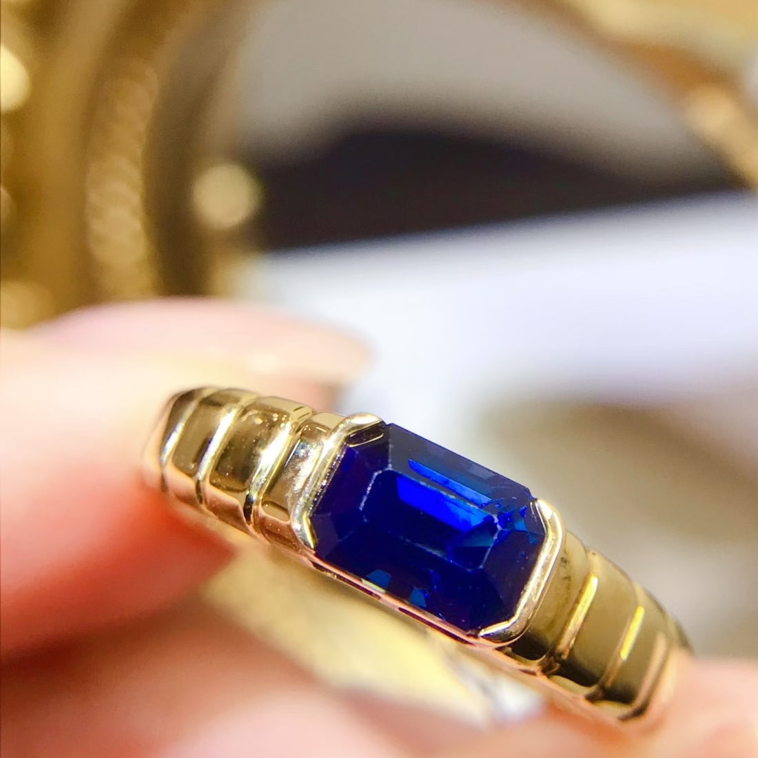 14k Gold 1.21 Ct Vivid Blue Natural Sapphire Ring - 2