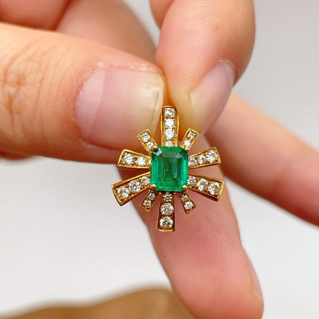 14k Gold 1.07 Ctw Vivid Green Natural Emerald & Diamond Pendant( Without Chain ): Ref:231110448 // gold content:14k gold // main gemstone:emerald // shape:octagonal // carat weight:0. 75ct // color:vivid green // treatment:natural // // adjacent gemstone 2 : diamond //