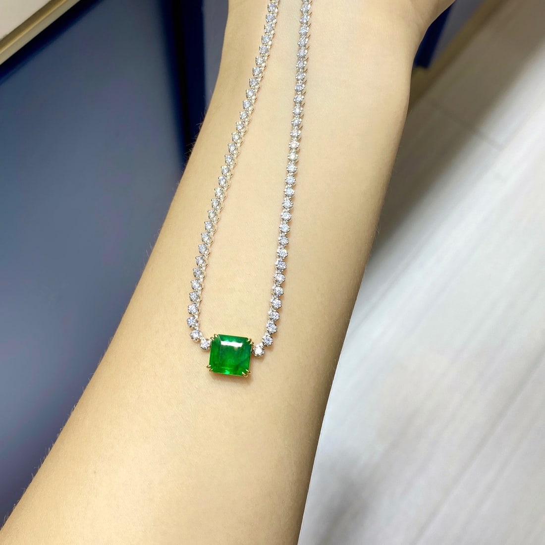 Express Shipping 18k Gold 7.24 Ctw Vivid Green Natural Emerald & Diamond Necklace - 2