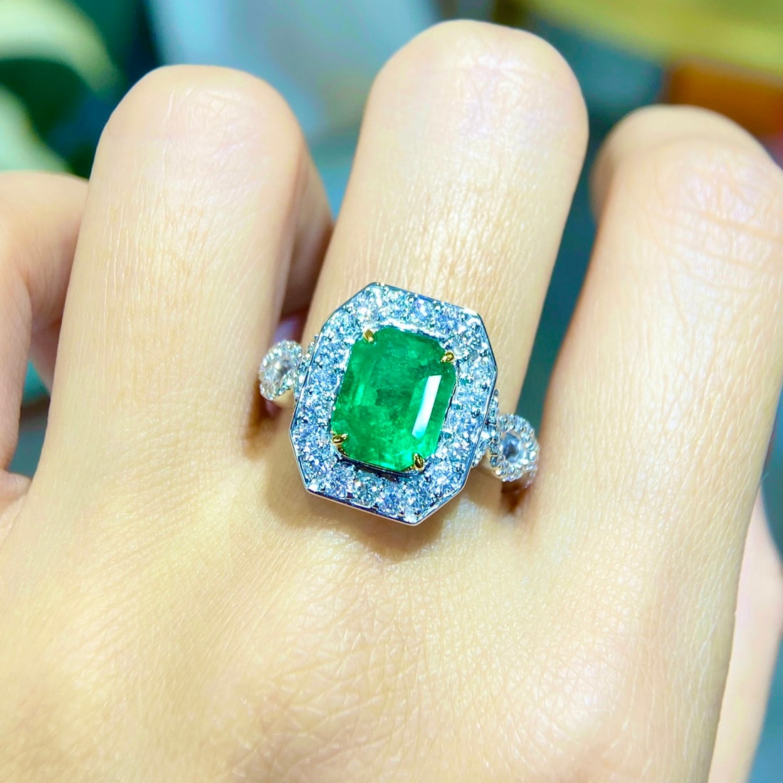 Express Shipping 18k Gold 4.06 Ctw Vivid Green Natural Emerald & Diamond Ring - 4