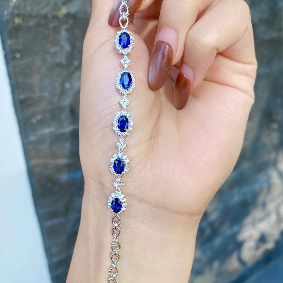 Express Shipping 18k Gold 4.28 Ctw Vivid Blue Natural Sapphire & Diamond Bracelet: Ref:24257 // gold content:18k gold // main gemstone:sapphire // shape:oval // carat weight:2. 94ct // color:vivid blue // treatment:natural // // adjacent gemstone 2 : diamond // shape:round // carat