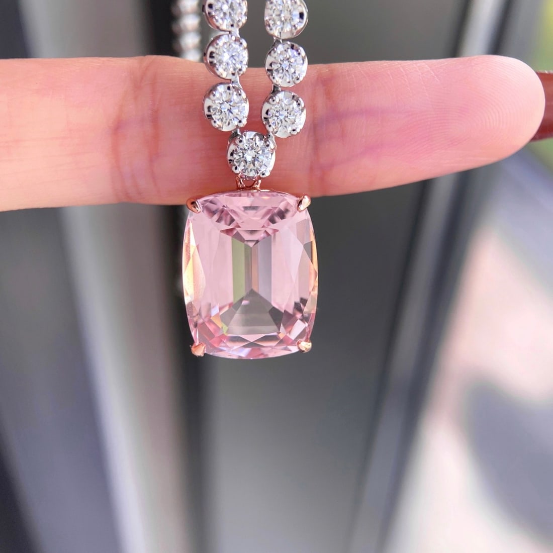 Express Shipping 18k Gold 18.52 Ctw Natural Morganite & Diamond Necklace: Ref:24260 // gold content:18k gold // main gemstone:morganite // shape:cushion // carat weight:13. 52ct // color:cherry blossom color // treatment:natural // // adjacent gemstone 2 : diamond //