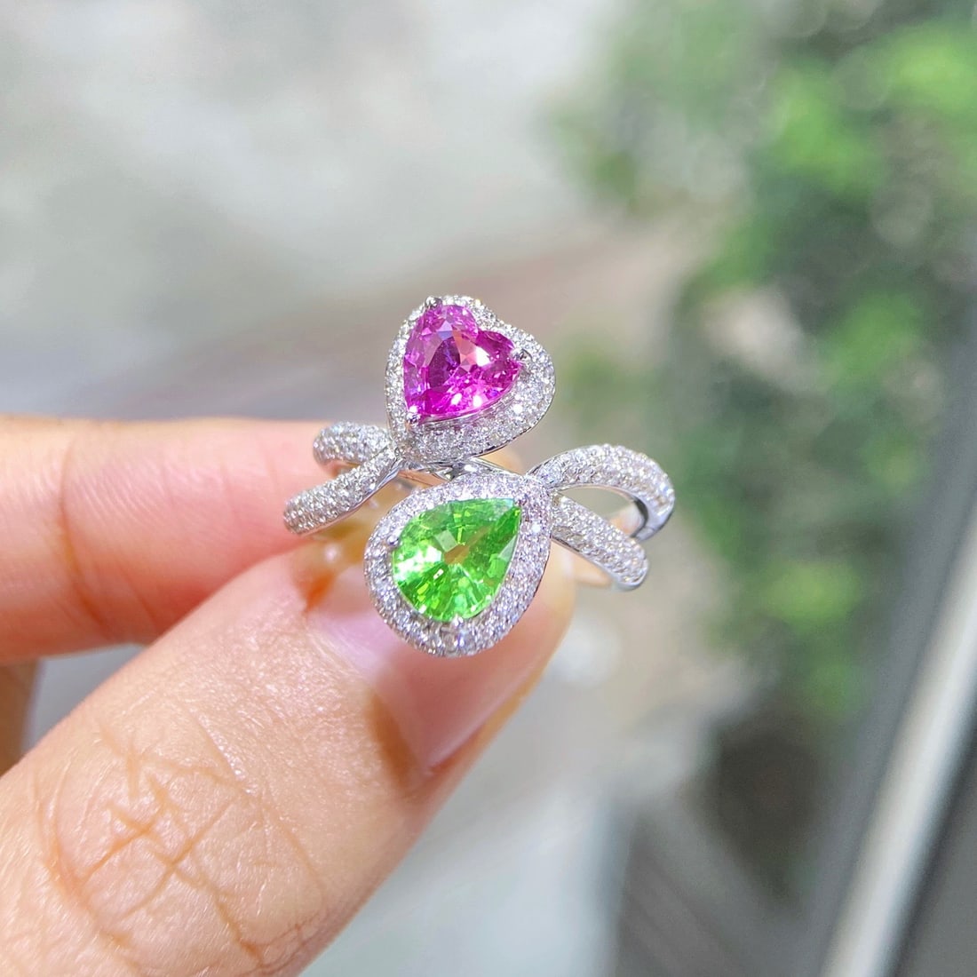 Express Shipping 18k Gold 2.10 Ctw Natural Sapphire & Tsavorite & Toi Et Moi Ring: Ref:24281 // gold content:18k gold // ring size:5. 5us // // main gemstone:sapphire // shape:heart // carat weight:1. 04ct // color:hot pink // treatment:natural // // adjacent gemstone 2 :