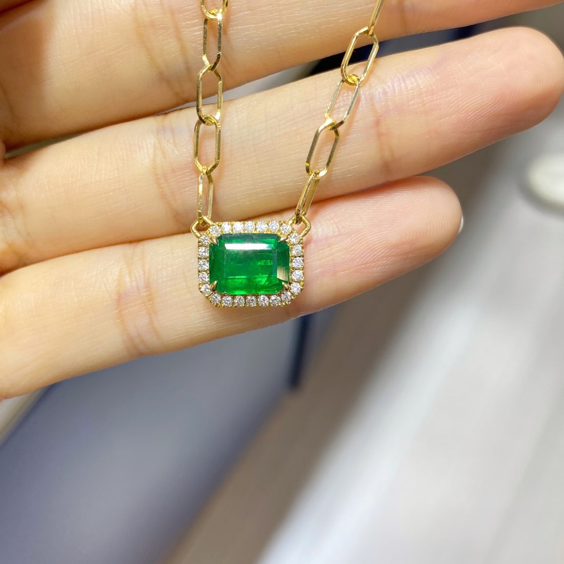 Express Shipping 18k Gold 2.18 Ctw Vivid Green Natural Emerald & Diamond Necklace: Ref:24290 // gold content:18k gold // main gemstone:emerald // shape:octagonal // carat weight:1. 96ct // color:vivid green // treatment:natural // // adjacent gemstone 2 : diamond // shape:round // c