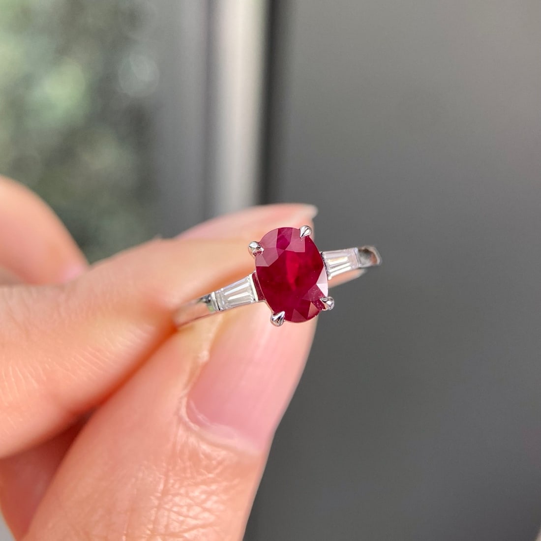 Express Shipping 18k Gold 1.35 Ctw Vivid Red Natural Ruby & Lab Grown Diamond Ring: Ref:24291 // gold content:18k gold // ring size:5. 25us // // main gemstone:ruby // shape:oval // carat weight:1. 18ct // color:vivid red // treatment:natural // // adjacent gemstone 2 : lab grown dia