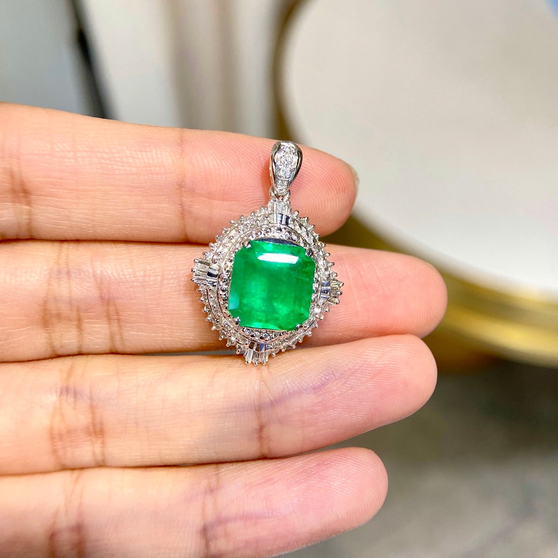 Express Shipping Pt900 6.33 Ctw Vivid Green Natural Emerald & Diamond Pendant( Without Chain ) - 2