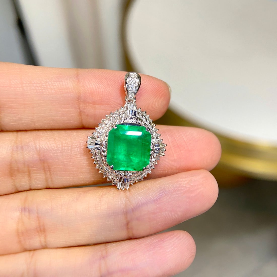 Express Shipping Pt900 6.33 Ctw Vivid Green Natural Emerald & Diamond Pendant( Without Chain ) - 3