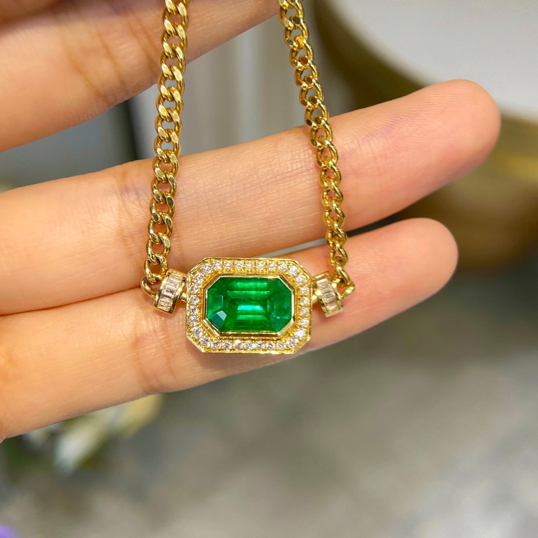 Express Shipping Grs(gemstone Reports) Certified Express Shipping 18k Gold 2.62 Ctw Vivid Green C...: Ref:24307 // gold content:18k gold // main gemstone:emerald // certified:grs(gemstone reports) // shape:octagonal // carat weight:2. 27ct // color:vivid green // treatment:natural // origin:colombia /