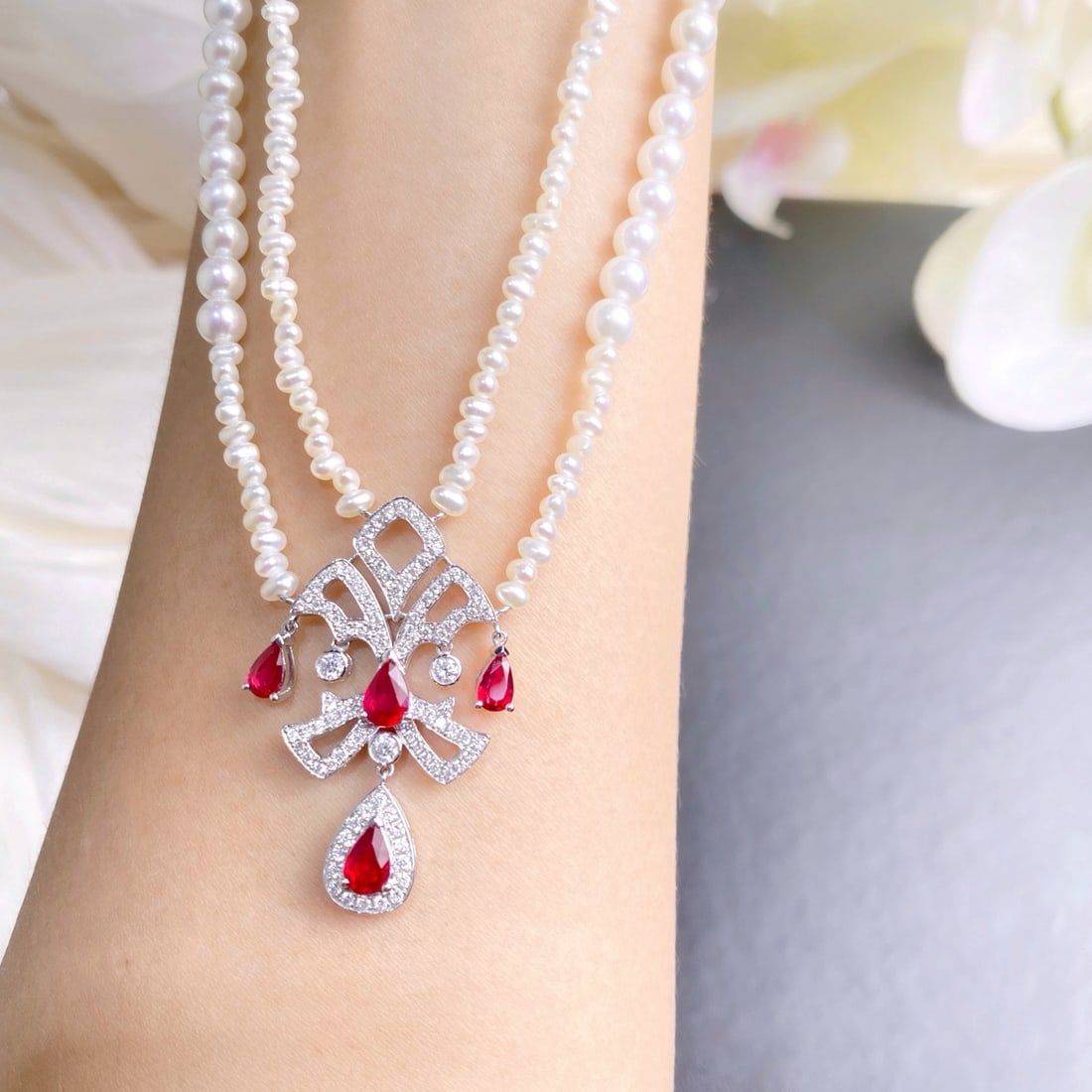 Express Shipping 18k Gold 1.5 Ctw Vivid Red Natural Ruby & Diamond Necklace: Ref:24309 // gold content:18k gold // main gemstone:ruby // shape:pear // carat weight:1ct // color:vivid red // treatment:natural // // adjacent gemstone 2 : diamond // shape:round // carat weight:0.