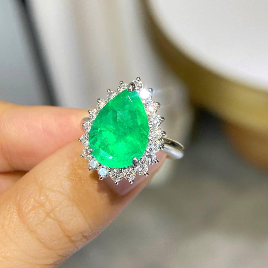 Express Shipping Pt900 6.34 Ctw Vivid Green Colombia Natural Emerald & Diamond Ring - 2