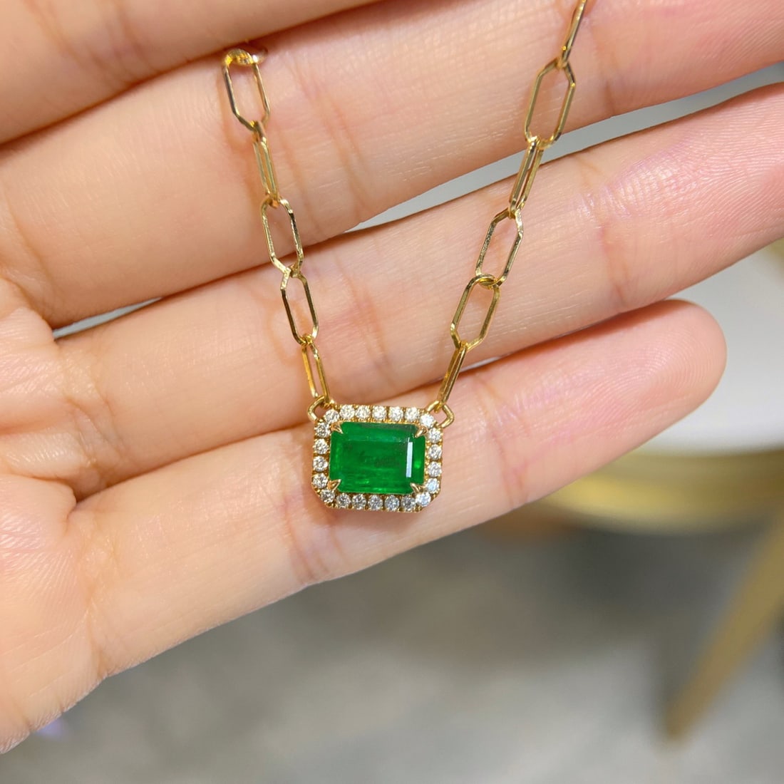 Express Shipping 18k Gold 1.64 Ctw Vivid Green Natural Emerald & Diamond Necklace: Ref:24312 // gold content:18k gold // main gemstone:emerald // shape:octagonal // carat weight:1. 44ct // color:vivid green // treatment:natural // // adjacent gemstone 2 : diamond // shape:round // c