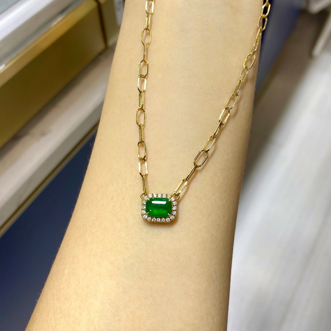 Express Shipping 18k Gold 1.45 Ctw Vivid Green Natural Emerald & Diamond Necklace (1 of 4)