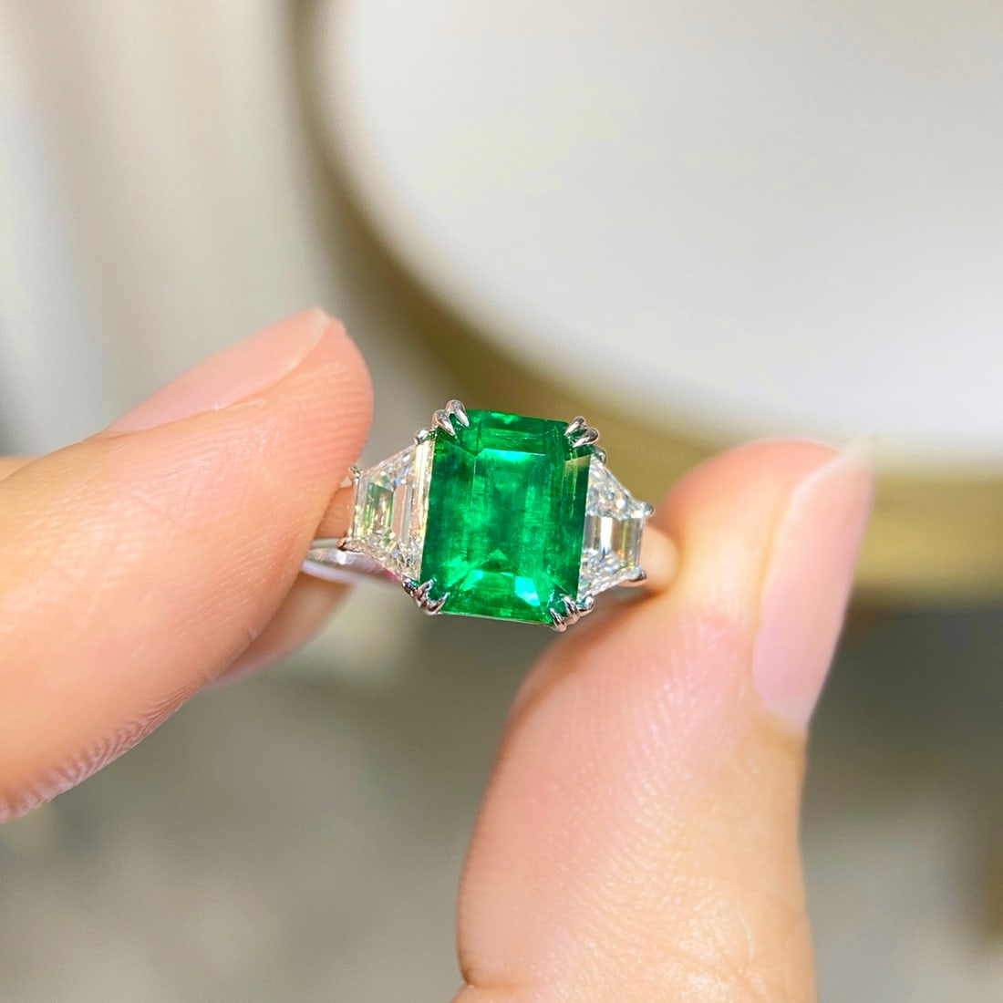 Express Shipping Grs(gemstone Reports) Certified Express Shipping 18k Gold 2.57 Ctw Vivid Green C...: Ref:24315 // gold content:18k gold // ring size:6. 75us // // main gemstone:emerald // certified:grs(gemstone reports) // shape:octagonal // carat weight:2. 03ct // color:vivid green // treatment:natu