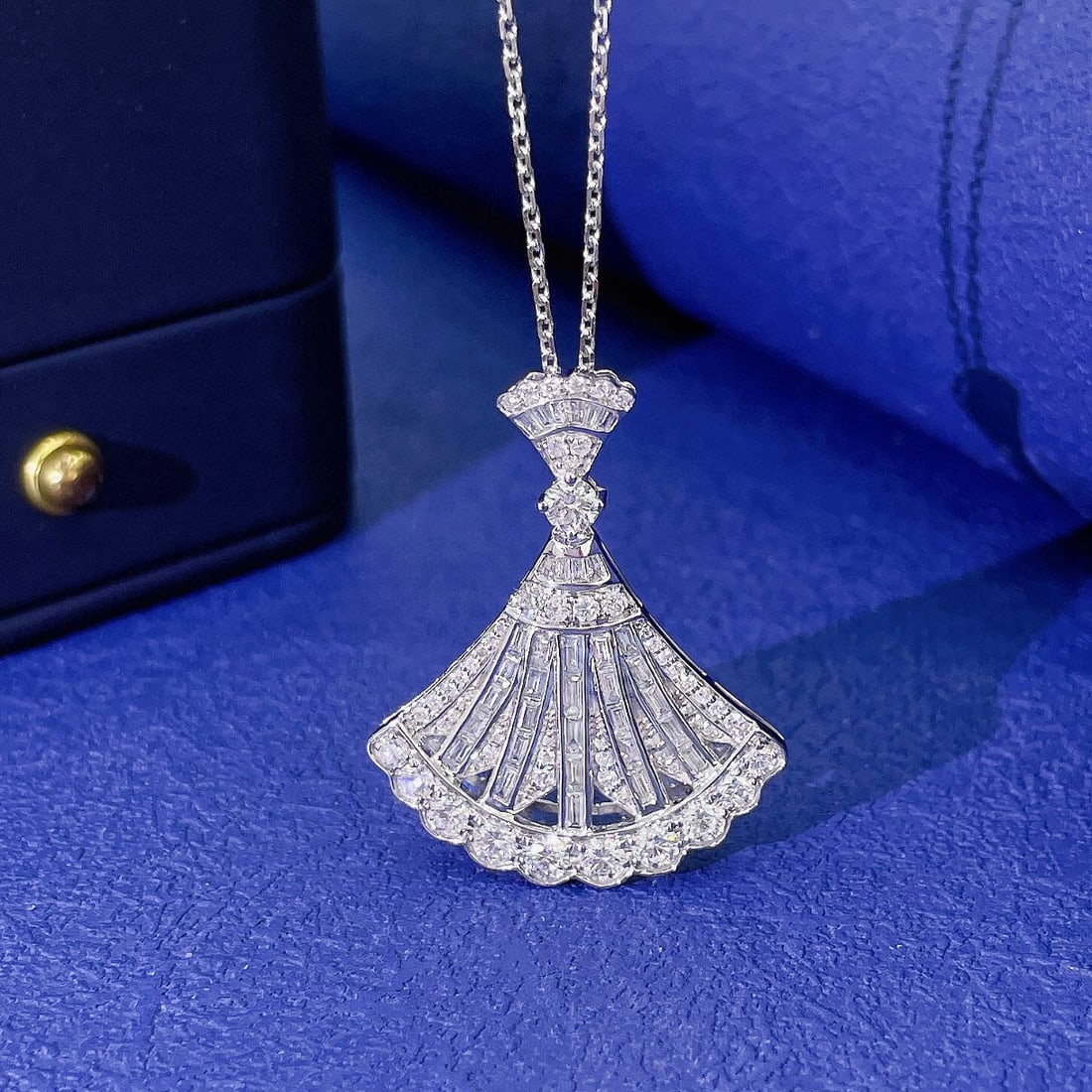 Express Shipping 18k Gold 1.39 Ctw Natural H Diamond Necklace: Ref:25001 // gold content:18k gold // main gemstone:diamond // shape:baguette // carat weight:0. 38ct // clarity grade:vs-si // color:h // treatment:natural // // adjacent gemstone 2 : diamond //