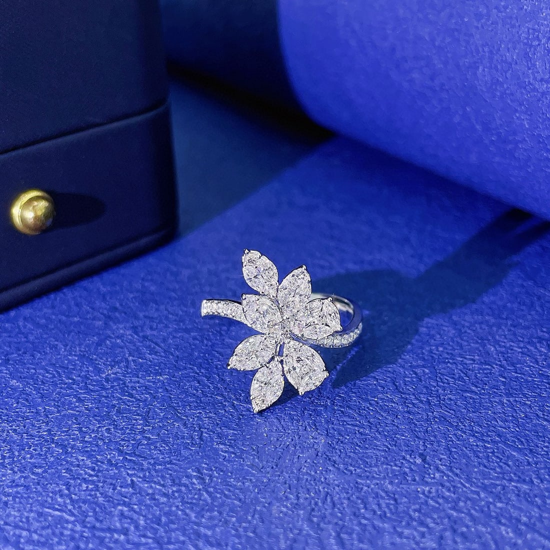 Express Shipping 18k Gold 0.86 Ctw Natural H Diamond Ring: Ref:25004 // gold content:18k gold // ring size:7. 5us // // main gemstone:diamond // shape:multiple // carat weight:0. 58ct // clarity grade:vs-si // color:h // treatment:natural // // adjacent