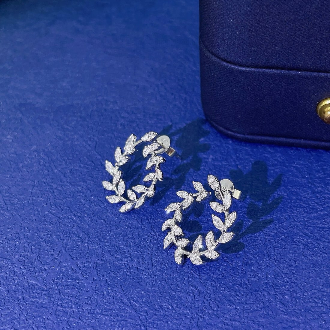 Express Shipping 18k Gold 0.84 Ctw Natural H Diamond Earrings - 5