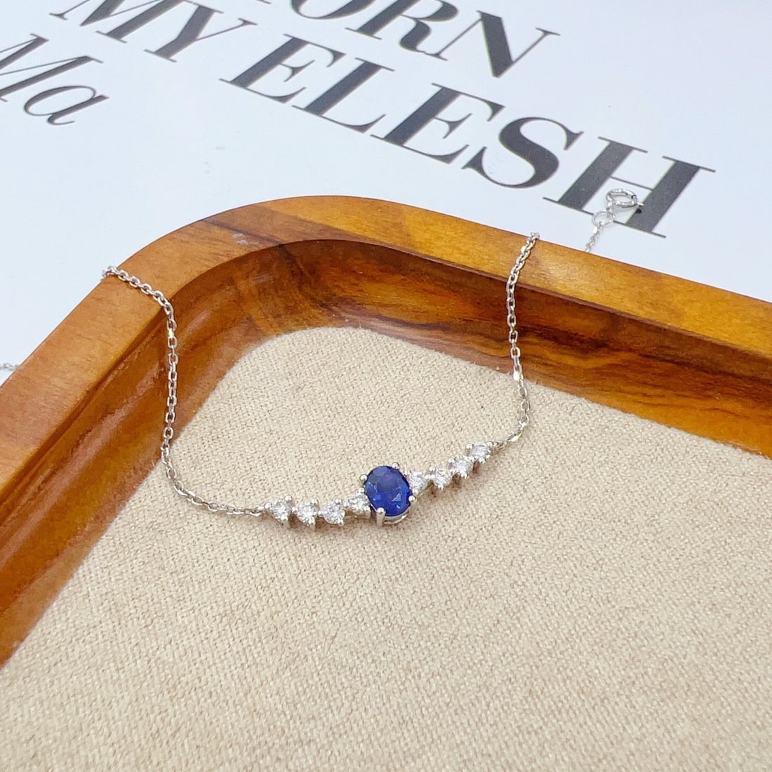 Express Shipping 18k Gold 0.75 Ctw Natural Sapphire & Diamond Necklace: Ref:25020 // gold content:18k gold // main gemstone:sapphire // shape:oval // carat weight:0. 50ct // color:blue // treatment:natural // // adjacent gemstone 2 : diamond // shape:round // carat