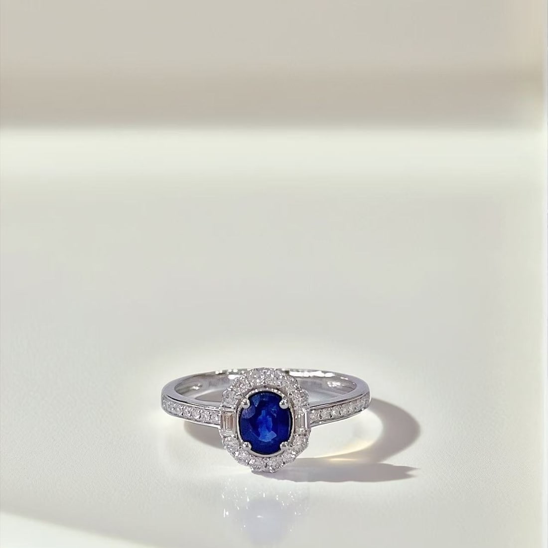 Express Shipping 18k Gold 0.76 Ctw Natural Sapphire & Diamond Ring: Ref:25022 // gold content:18k gold // ring size:7. 5us // // main gemstone:sapphire // shape:oval // carat weight:0. 50ct // color:blue // treatment:natural // // adjacent gemstone 2 : diamond //