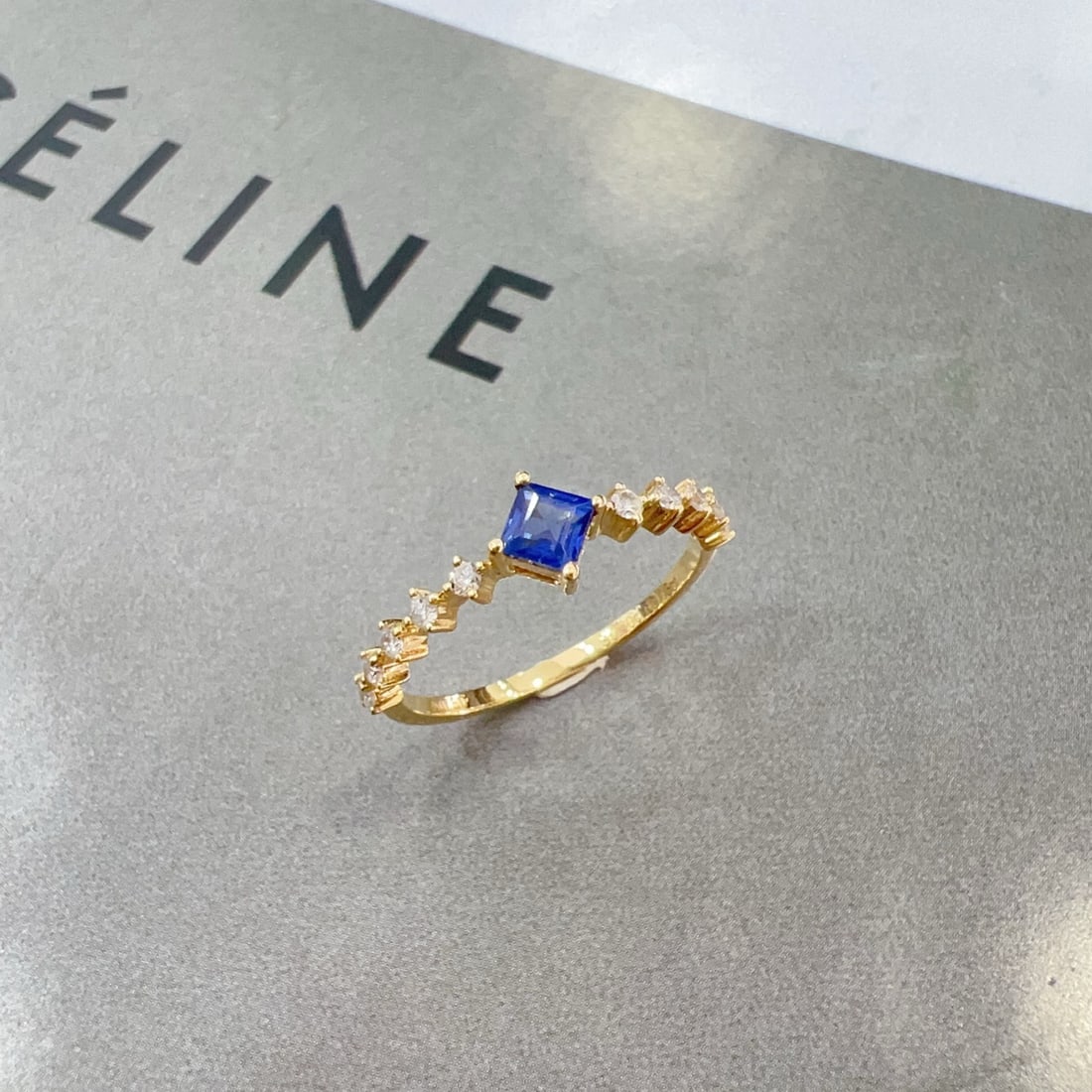Express Shipping 18k Gold 0.45 Ctw Natural Sapphire & Diamond Ring: Ref:25041 // gold content:18k gold // ring size:7. 5us // // main gemstone:sapphire // shape:princess // carat weight:0. 30ct // color:blue // treatment:natural // // adjacent gemstone 2 : diamond