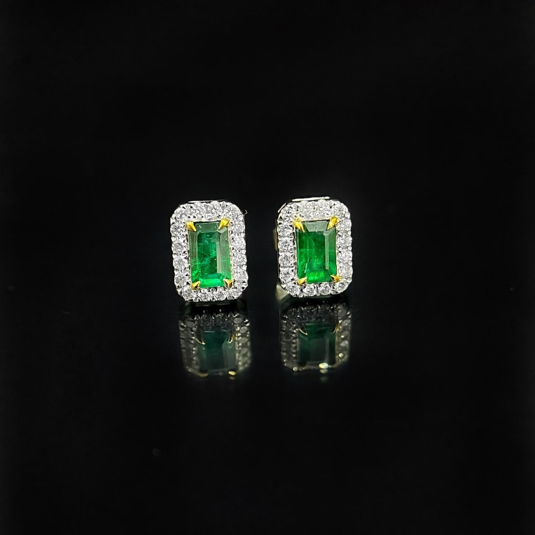 Express Shipping 18k Gold 0.68 Ctw Vivid Green Natural Emerald & Diamond Earrings (1 of 4)