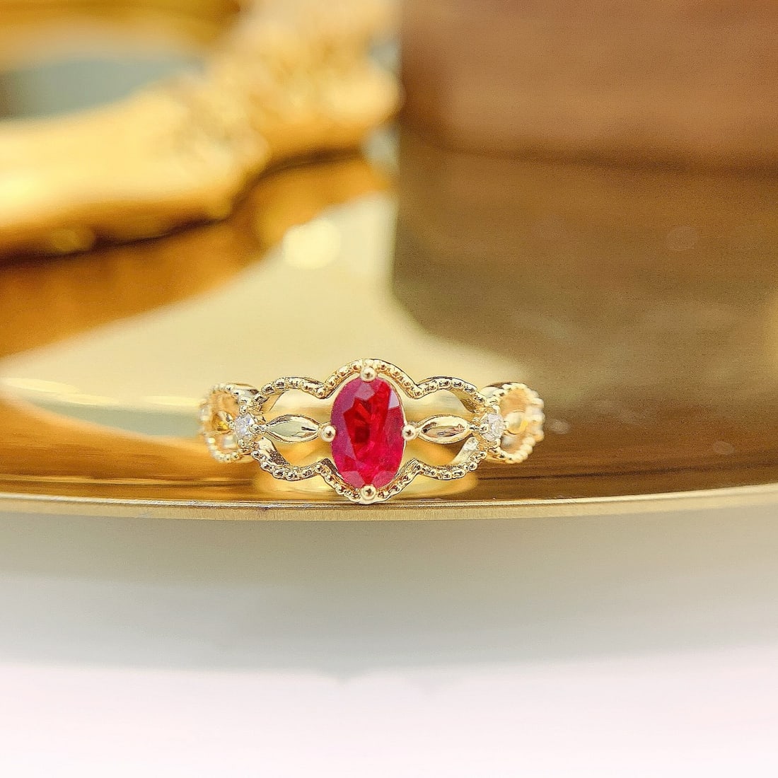 Express Shipping 18k Gold 0.68 Ctw Natural Ruby & Diamond Ring: Ref:25062 // gold content:18k gold // ring size:6. 25us // // main gemstone:ruby // shape:oval // carat weight:0. 60ct // color:red // treatment:natural // // adjacent gemstone 2 : diamond //