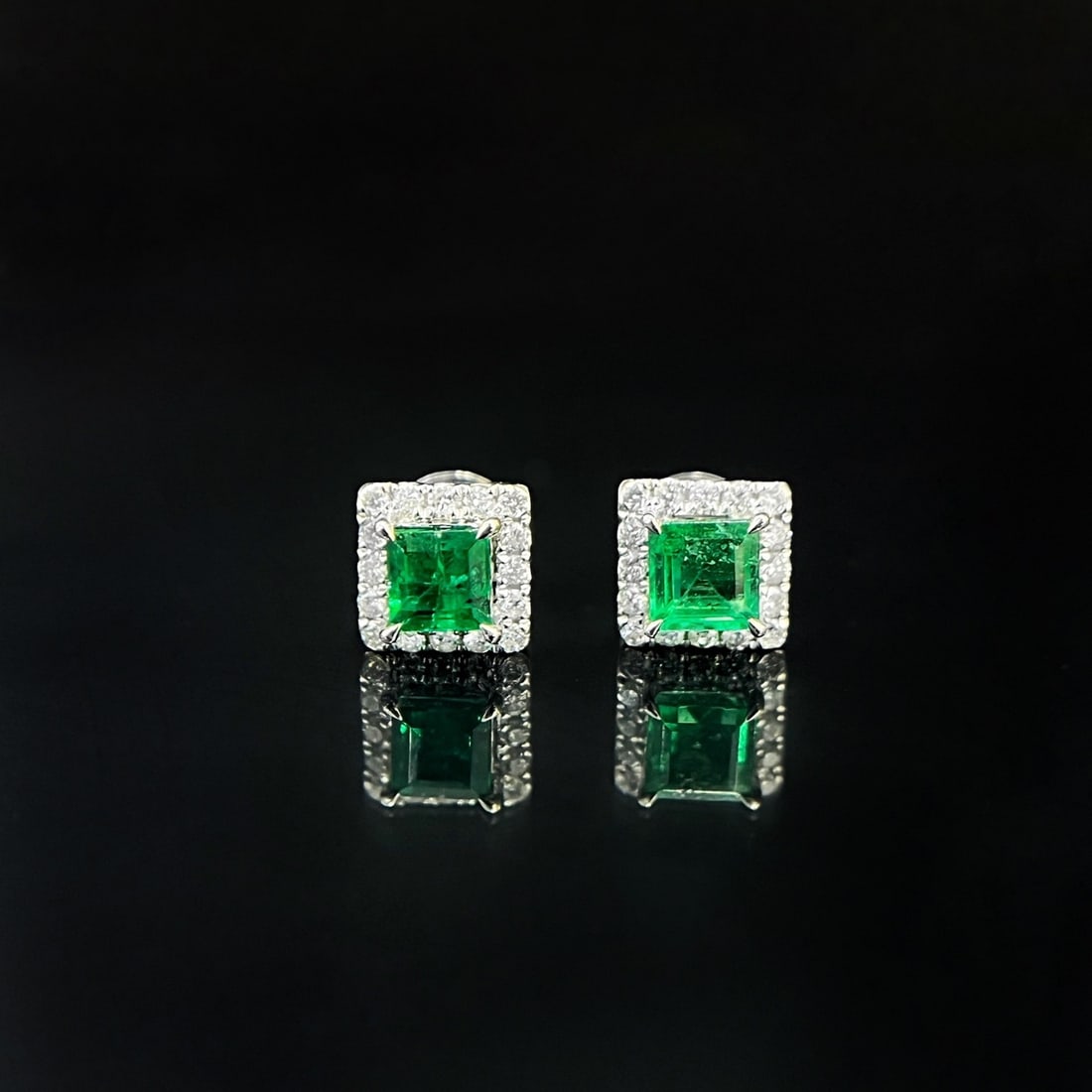 Express Shipping 18k Gold 0.54 Ctw Natural Emerald & Diamond Earrings: Ref:25074 // gold content:18k gold // main gemstone:emerald // shape:octagonal // carat weight:0. 42ct // color:green // treatment:natural // // adjacent gemstone 2 : diamond // shape:round // carat w