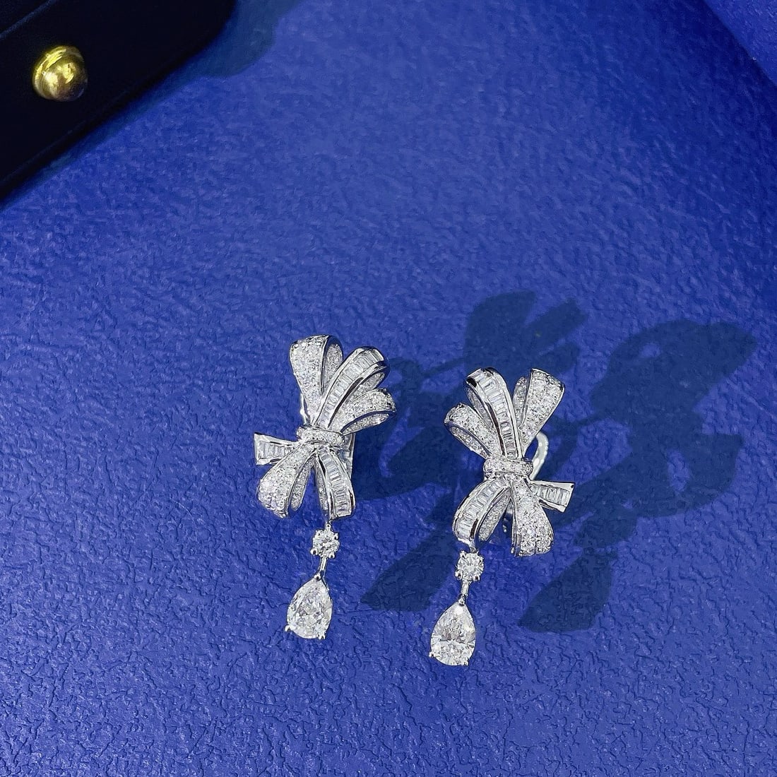 Express Shipping 18k Gold 1.72 Ctw Natural H Diamond Earrings: Ref:25079 // gold content:18k gold // main gemstone:diamond // shape:pear // carat weight:0. 60ct // clarity grade:vs-si // color:h // treatment:natural // // adjacent gemstone 2 : diamond // shape:mu