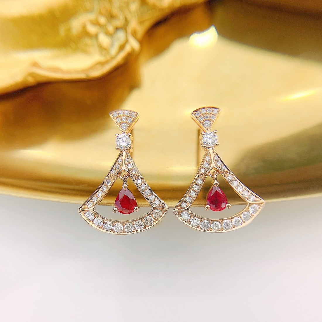 Express Shipping 18k Gold 0.84 Ctw Vivid Red Natural Ruby & Diamond Earrings: Ref:25089 // gold content:18k gold // main gemstone:ruby // shape:pear // carat weight:0. 40ct // color:vivid red // treatment:natural // // adjacent gemstone 2 : diamond // shape:round // carat