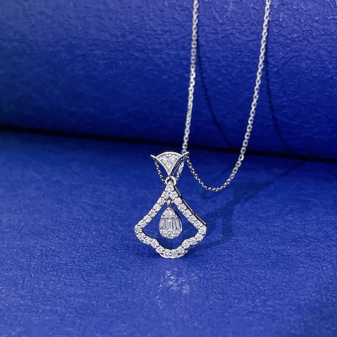 Express Shipping 18k Gold 0.21 Ct Natural H Diamond Necklace: Ref:25096 // gold content:18k gold // main gemstone:diamond // shape:multiple // carat weight:0. 21ct // clarity grade:vs-si // color:h // treatment:natural // High Estimate: 3000Condition: NewLow