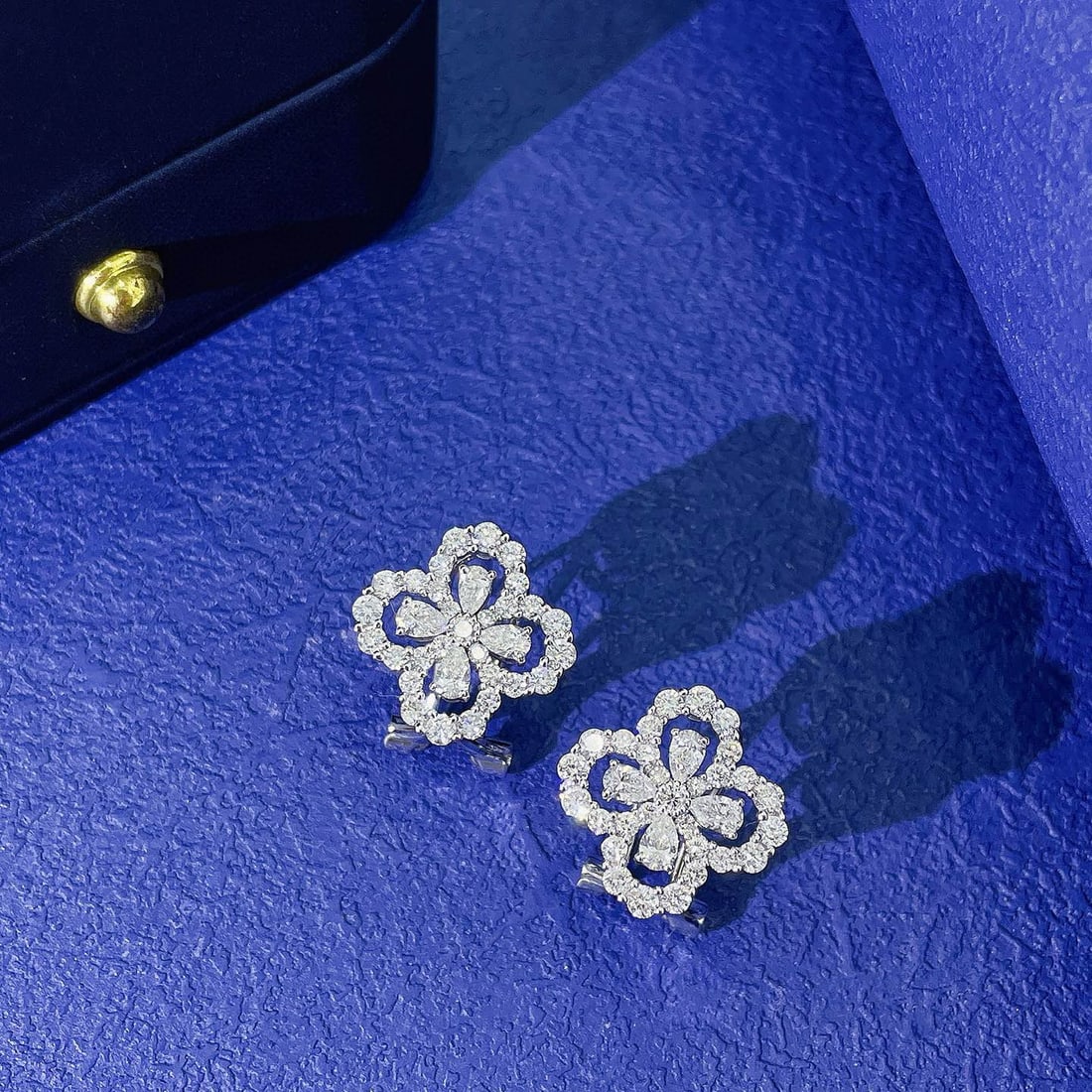 Express Shipping 18k Gold 1.42 Ctw Natural H Diamond Earrings: Ref:25098 // gold content:18k gold // main gemstone:diamond // shape:pear // carat weight:0. 48ct // clarity grade:vs-si // color:h // treatment:natural // // adjacent gemstone 2 : diamond // shape:ro