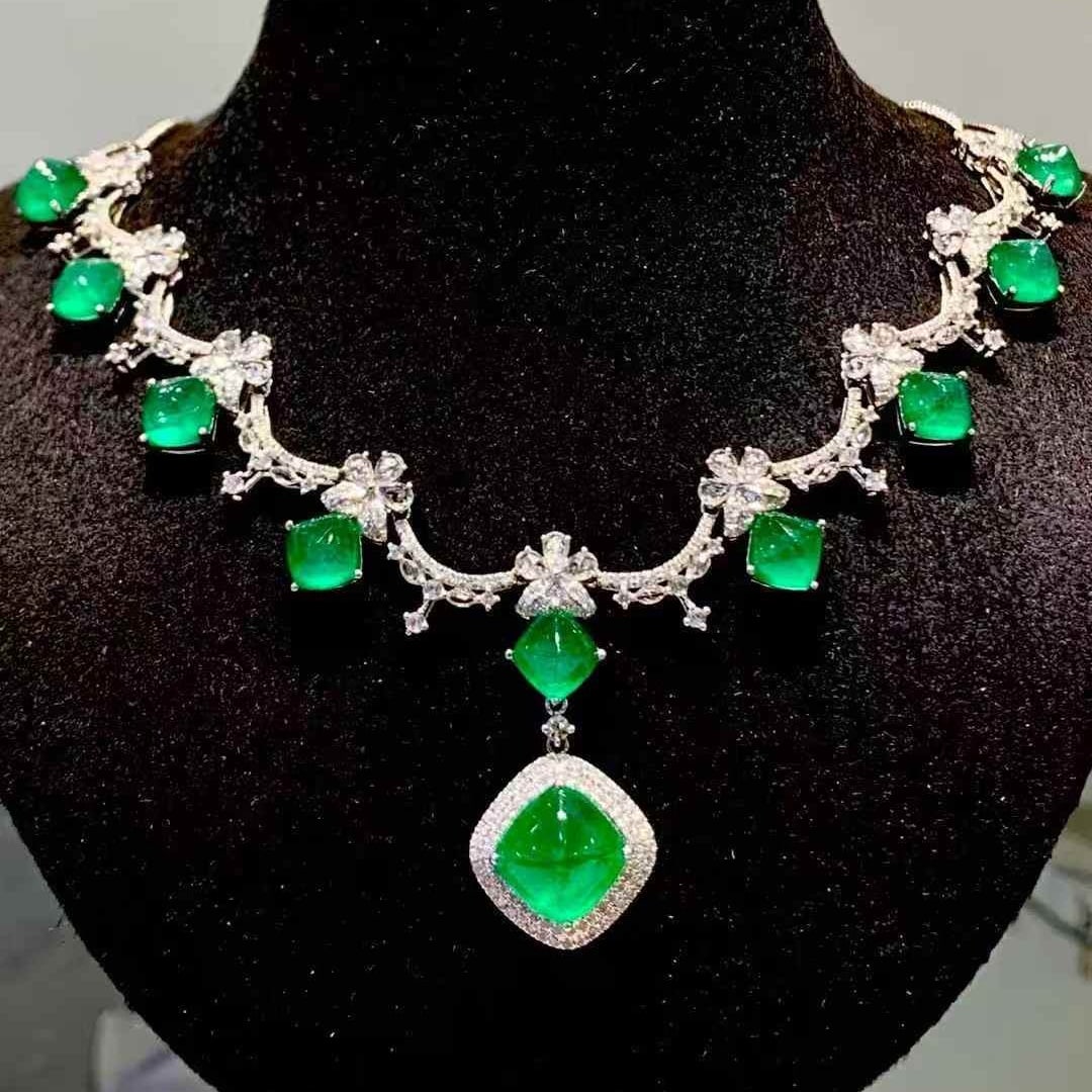 14k Gold 13 Ct Natural Emerald & Diamond Necklace: Ref:231111066 // gold content:14k gold // main gemstone:emerald // shape:sugar-loaf // carat weight:13ct // color:green // treatment:natural // // adjacent gemstone 2 : diamond // shape:round //
