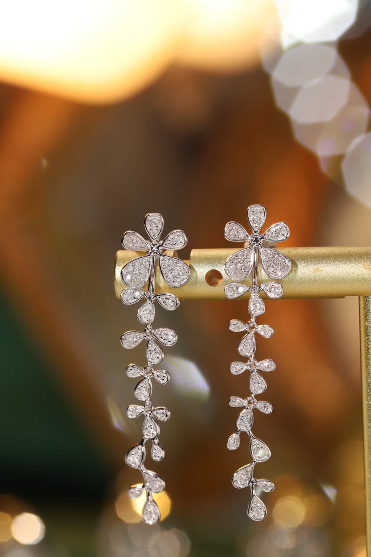 14k Gold 0.4 Ct Natural H Diamond Earrings: Ref:231111084 // gold content:14k gold // main gemstone:diamond // shape:round // carat weight:0. 4ct // clarity grade:vs-si // color:h // treatment:natural // cut grade:g // Low Estimate: