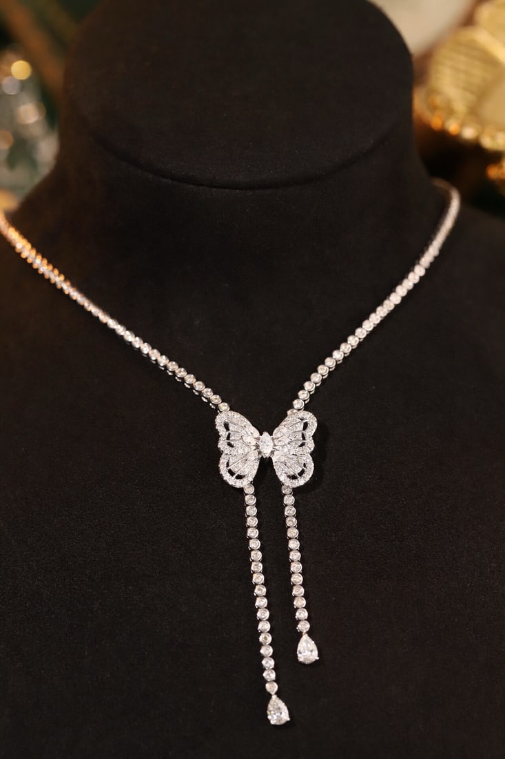 14k Gold 3.7 Ct Natural H Diamond Necklace: Ref:231111085 // gold content:14k gold // main gemstone:diamond // shape:multiple // carat weight:3. 7ct // clarity grade:vs-si // color:h // treatment:natural // Low Estimate: 20000Condition: