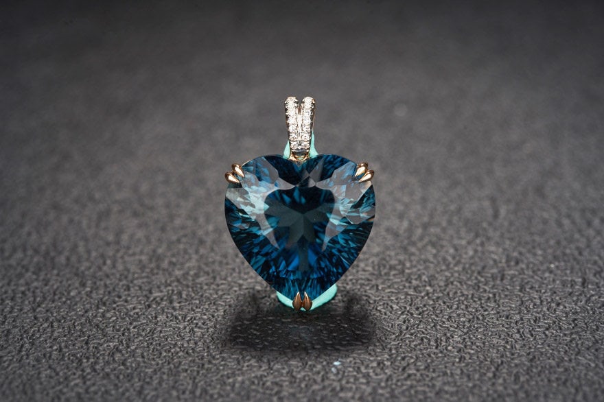 14k Gold 21.82 Ct Natural Topaz & Diamond Pendant( Without Chain ): Ref:231111088 // gold content:14k gold // main gemstone:topaz // shape:heart // carat weight:21. 82ct // color:blue // treatment:natural // // adjacent gemstone 2 : diamond // shape:round // clarity g