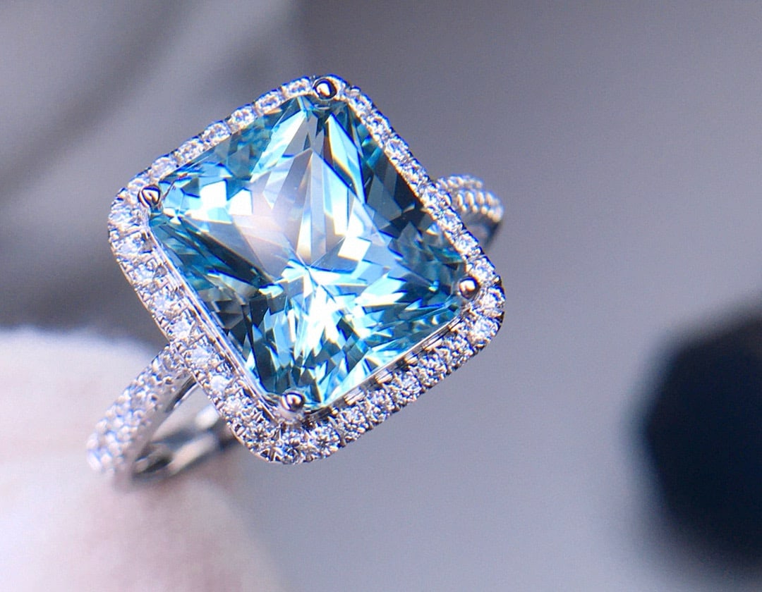 14k Gold 3.9 Ct Natural Aquamarine & Diamond Ring - 2