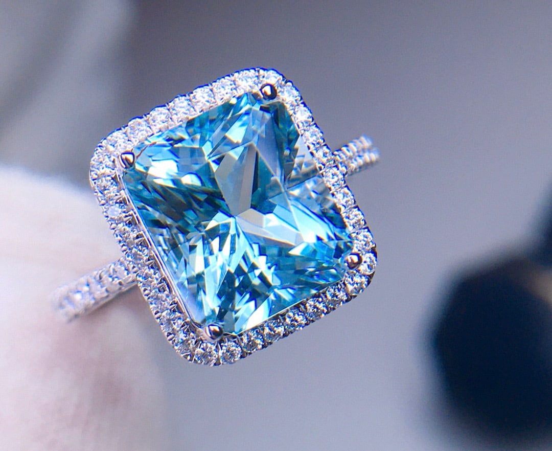 14k Gold 3.9 Ct Natural Aquamarine & Diamond Ring - 6