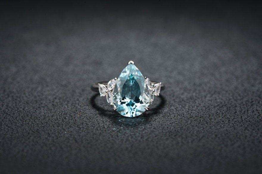 14k Gold 4.71 Ctw Natural Aquamarine & Sapphire Ring: Ref:231111098 // gold content:14k gold // ring size:7. 25us // // main gemstone:aquamarine // shape:pear // carat weight:4. 27ct // color:santa maria color // treatment:natural // // adjacent