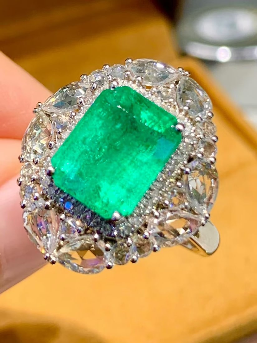 14k Gold 3.3 Ct Natural Emerald & Diamond Ring - 2